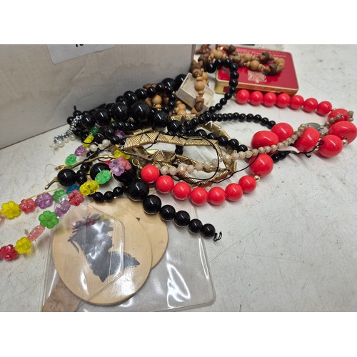 1016 - A selection of costume jewellery including necklaces, rings, broaches ect