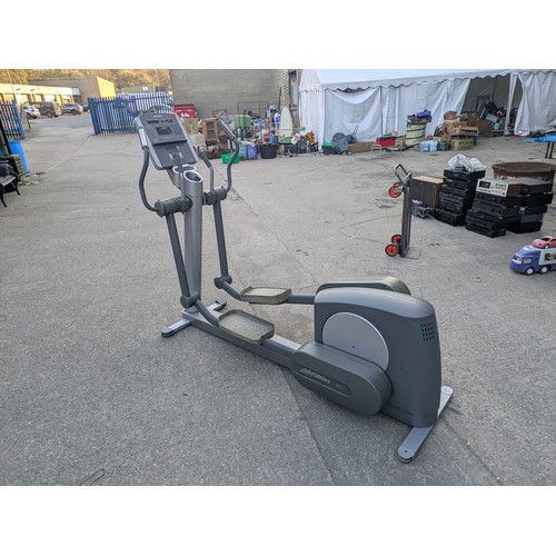 641 - A life Fitness 95xi elliptical cross trainer with heart rate monitor and various fitness modes