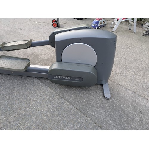 641 - A life Fitness 95xi elliptical cross trainer with heart rate monitor and various fitness modes