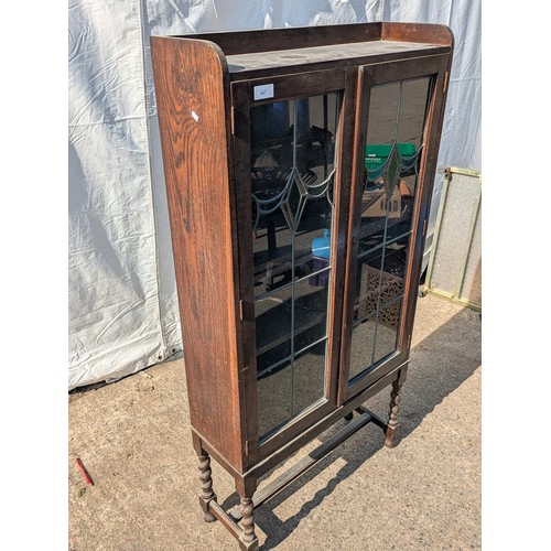 657 - A traditional 2 door oak display cabinet with leaded and stained glass doors