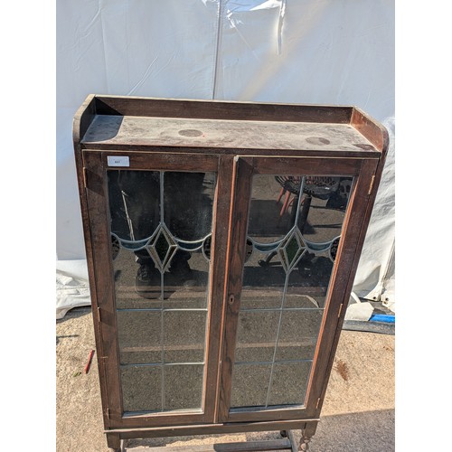 657 - A traditional 2 door oak display cabinet with leaded and stained glass doors