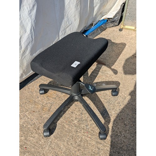 668 - A posturite wheeled and adjustable single leg rest