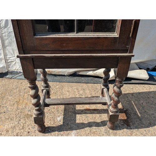 658 - A traditional single door oak display cabinet with leaded and stained glass door