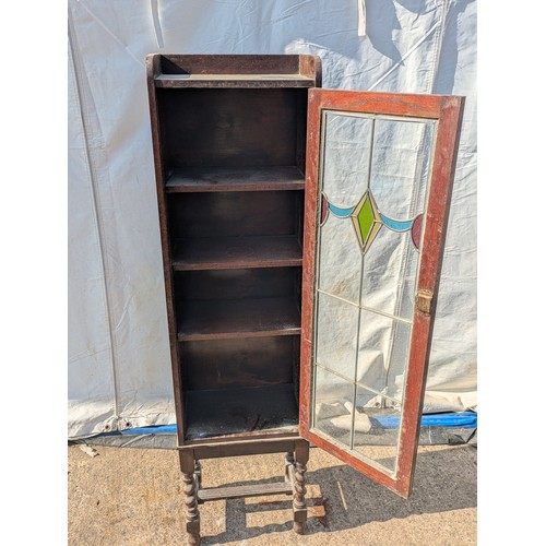 658 - A traditional single door oak display cabinet with leaded and stained glass door