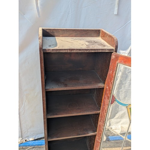 658 - A traditional single door oak display cabinet with leaded and stained glass door