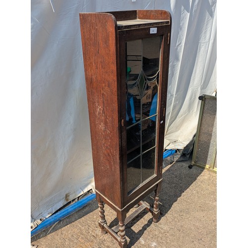 658 - A traditional single door oak display cabinet with leaded and stained glass door