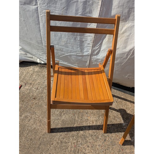 650 - A pair of folding deck chairs