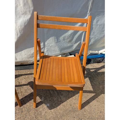 650 - A pair of folding deck chairs