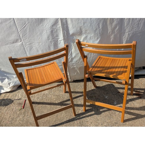 650 - A pair of folding deck chairs