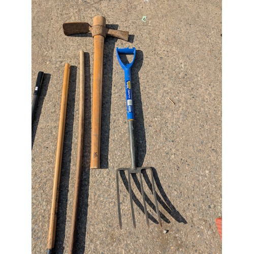 244 - A large quantity of garden tools, including forks, rakes, spades etc