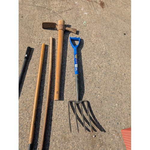 244 - A large quantity of garden tools, including forks, rakes, spades etc