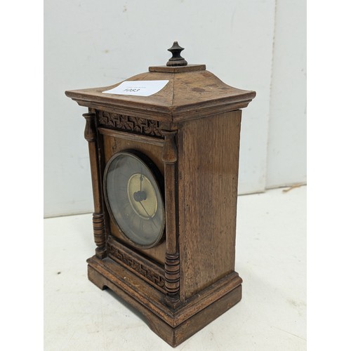 1083 - A vintage wind up mechanical mantle clock