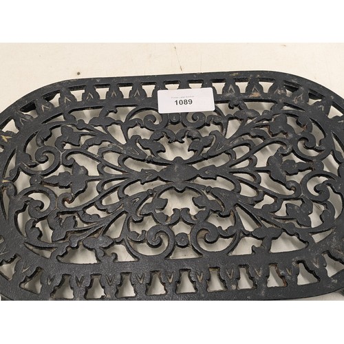 1089 - A cast iron pot stand