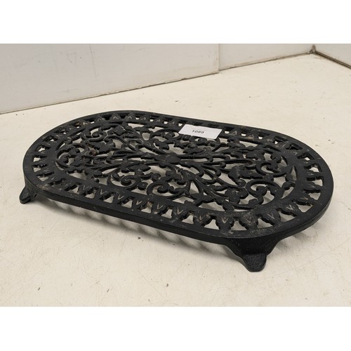 1089 - A cast iron pot stand