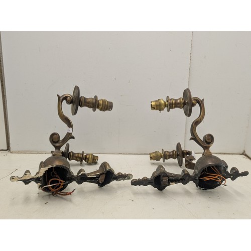 1091 - A pair of wall mounted heavy brass light fixtures