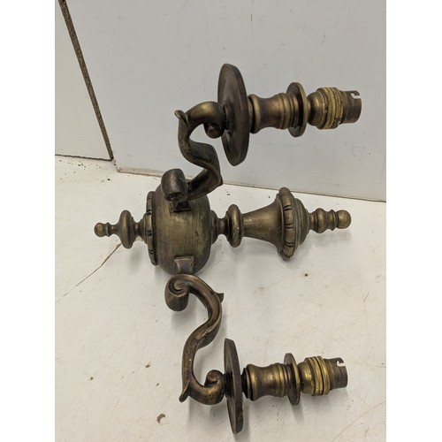 1091 - A pair of wall mounted heavy brass light fixtures