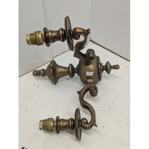 1091 - A pair of wall mounted heavy brass light fixtures