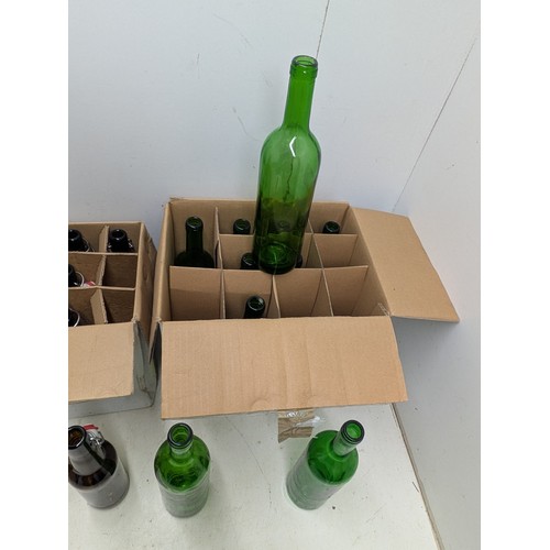 2023 - A box of 11 clip top beer bottles and 10 wine bottles