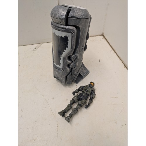 2124 - Halo figure with chamber