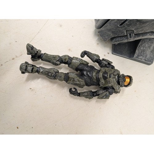 2124 - Halo figure with chamber