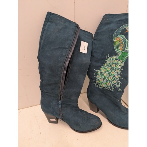 2121 - Joe brown peacock boots size 5