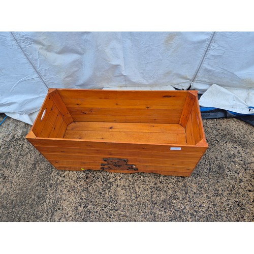 452 - A pine toy box with teddy bears