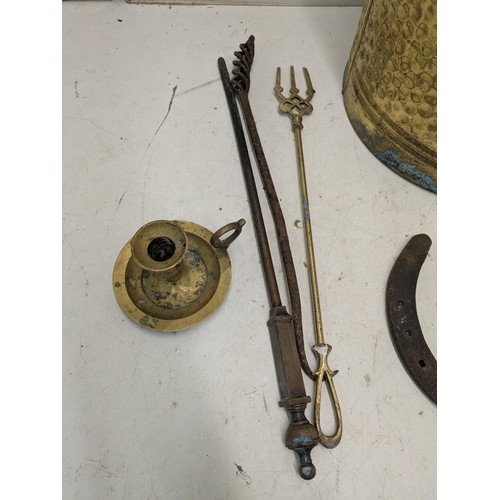 839 - A brass coloured coal scuttle with a selection of fireside tools