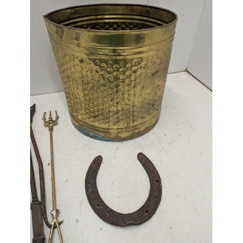 839 - A brass coloured coal scuttle with a selection of fireside tools