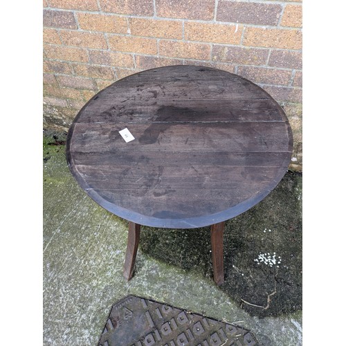 505 - A Vintage oak circular bevelled top table