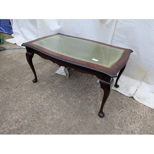 511 - A stylish mahogany verniered glass and leather topped coffee table