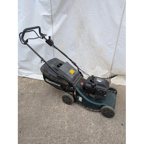 66 - A Briggs and Stratton Ranger 48 petrol Lawn mower - Mountfield bag