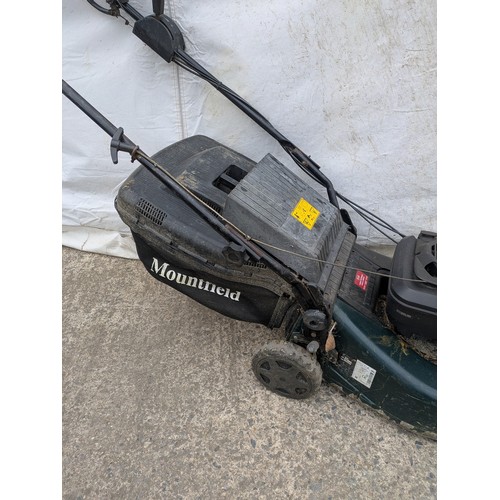 66 - A Briggs and Stratton Ranger 48 petrol Lawn mower - Mountfield bag