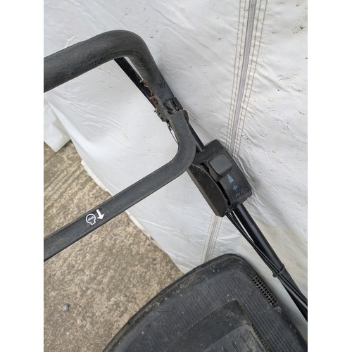 66 - A Briggs and Stratton Ranger 48 petrol Lawn mower - Mountfield bag