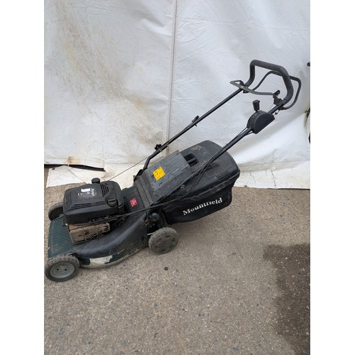 66 - A Briggs and Stratton Ranger 48 petrol Lawn mower - Mountfield bag