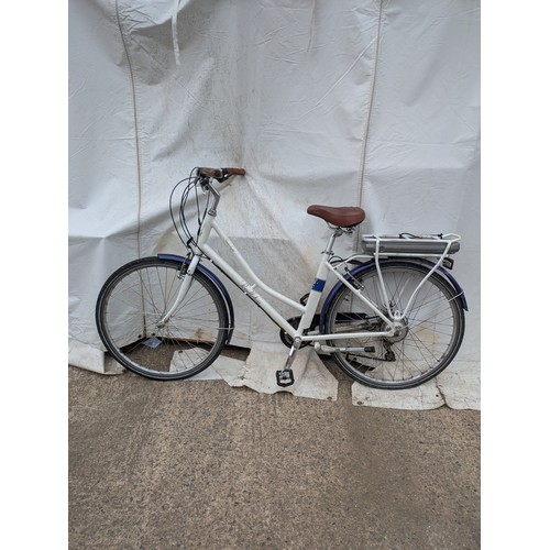 95 - A Pendleton Somerbye ladies battery push bike