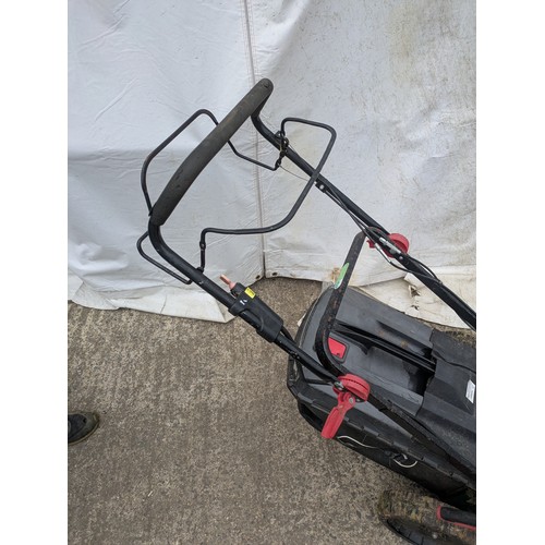 55 - A Qualcast xsz53c-sd-e electric start lawn mower with a Briggs and Stratton 775 is motor