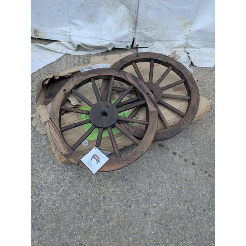 466 - An unused wagon wheel outdoor bench