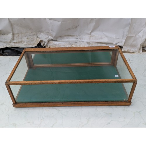 423 - A vintage Oak glass topped display case