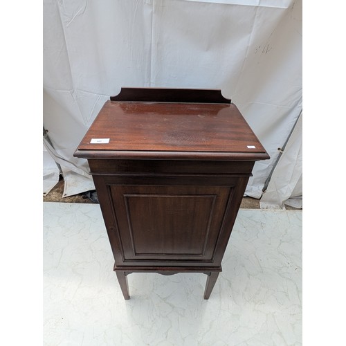 422 - An early 20th century mahogany storage cabinet with interior drawers