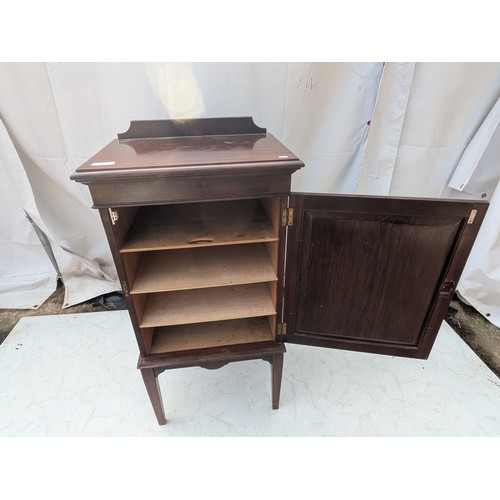 422 - An early 20th century mahogany storage cabinet with interior drawers