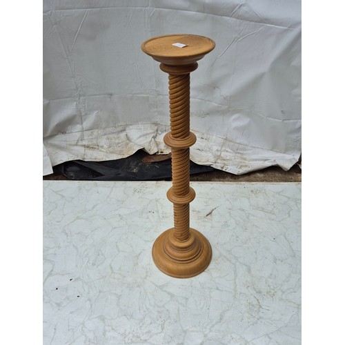 424 - A stylish barely twist vase/jardiniere stand