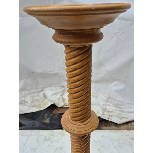 424 - A stylish barely twist vase/jardiniere stand