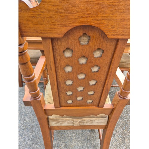 413 - A large oak dining table with 6 dining chairs - nicely carved with a cream fabric padded upholstery