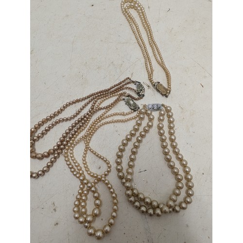 924 - A selection of 6 pearl and pearl style necklaces