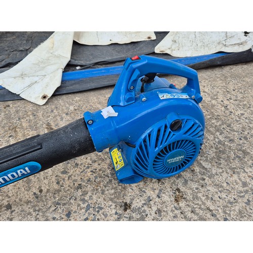 108 - A Hyundai HYbv26-2 petrol leaf blower