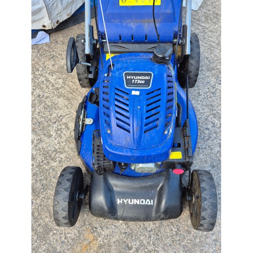 117 - A Hyundai petrol lawn mower with a 173cc engine