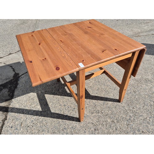 472 - A pine drop leaf table