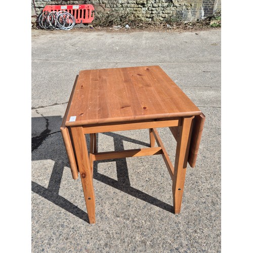 472 - A pine drop leaf table