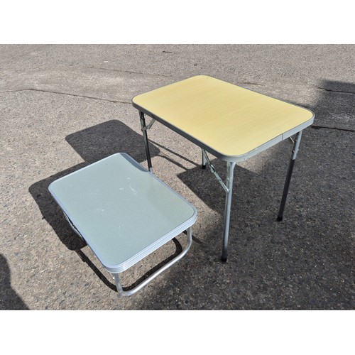 121 - A pair of small folding tables