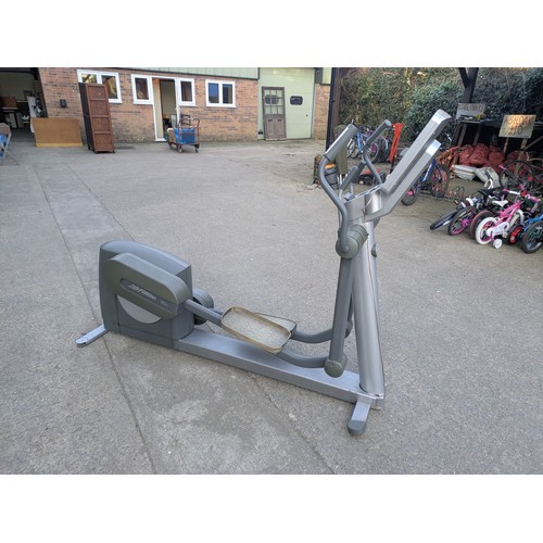 641 - A life Fitness 95xi elliptical cross trainer with heart rate monitor and various fitness modes